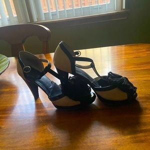 These are oldies but goodies! They need to be taken to a shoe smith for repair.